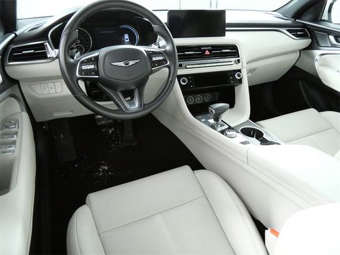 Used 2025 Genesis G70 2.5T image 4