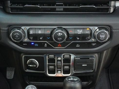 Used 2025 Jeep Wrangler Unlimited Sahara AWD/4WD image 14