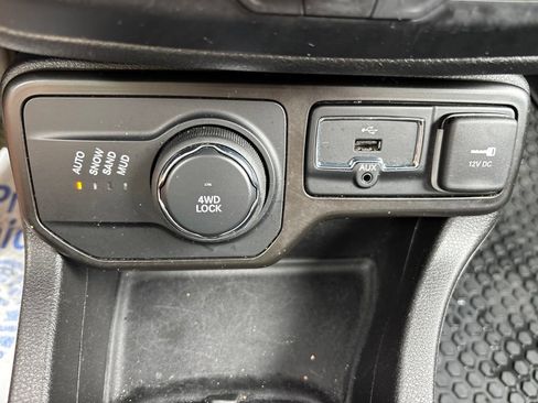 Used 2020 Jeep Renegade Latitude w/ Cold Weather Group AWD/4WD image 5