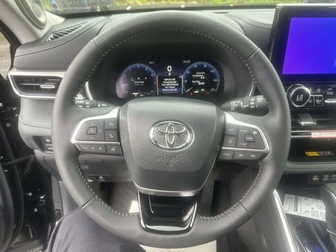 New 2026 Toyota Highlander Platinum AWD/4WD image 13