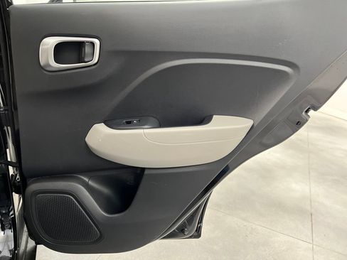 Used 2025 Hyundai Venue SEL image 19