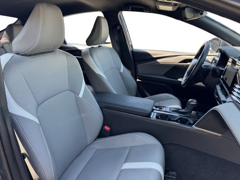 Used 2025 Toyota Camry SE w/ Convenience Package FWD image 15