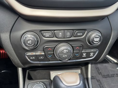 Used 2018 Jeep Cherokee Limited AWD/4WD image 37