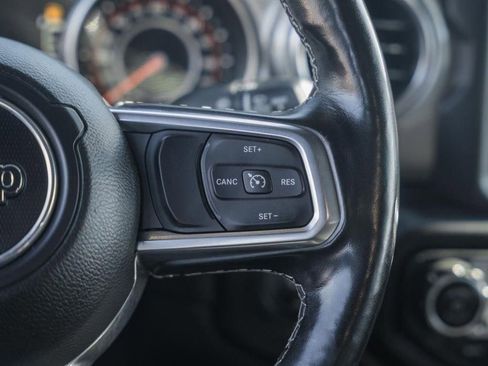 Used 2020 Jeep Wrangler Unlimited Sahara image 31