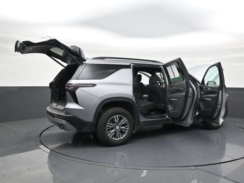 Used 2024 Chevrolet Traverse LT FWD image 28