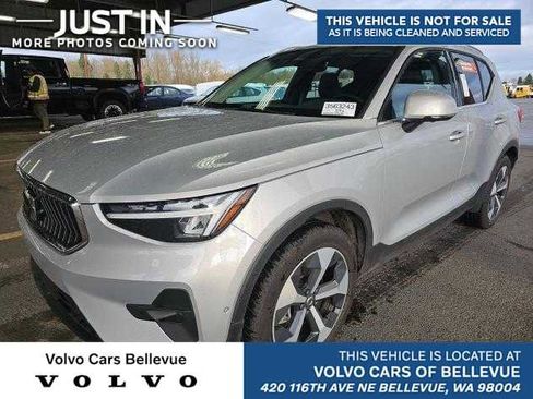 Used 2025 Volvo XC40 B5 Plus image 1