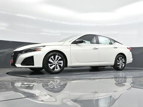 Used 2025 Nissan Altima 2.5 S FWD image 40