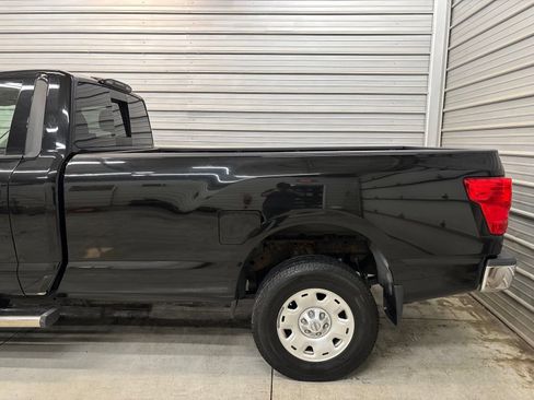 Used 2017 Nissan Titan SV AWD/4WD image 5