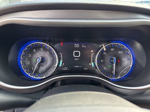 Used 2023 Chrysler Pacifica Touring-L FWD image 32
