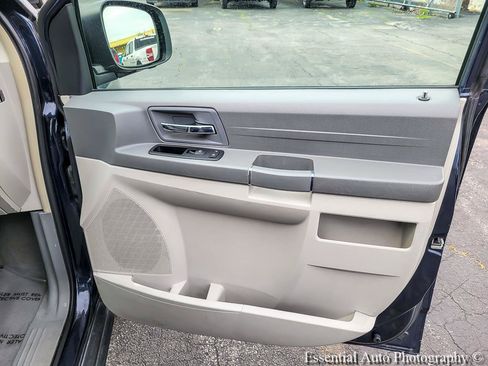 Used 2009 Chrysler Town & Country LX FWD image 25
