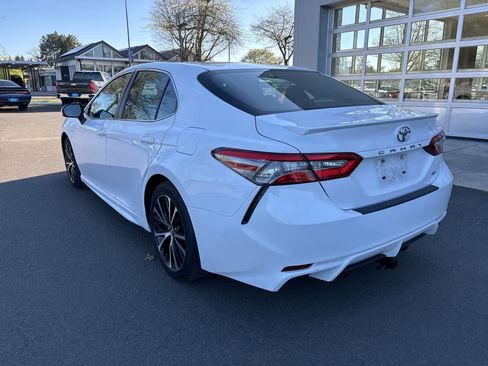 Used 2018 Toyota Camry SE w/ Convenience Package image 3