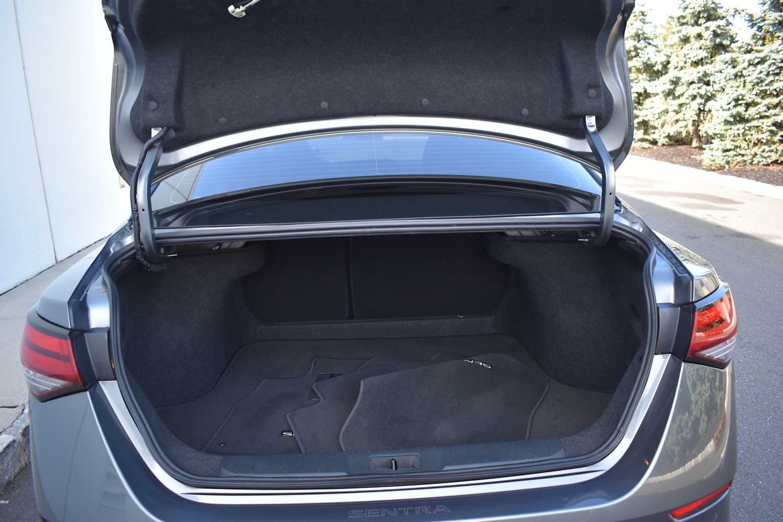 Used 2024 Nissan Sentra SV FWD image 8