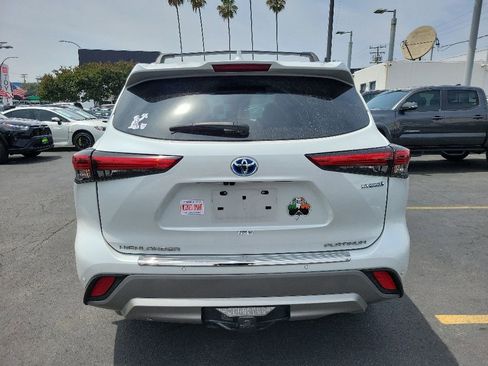 Used 2023 Toyota Highlander Platinum FWD image 6