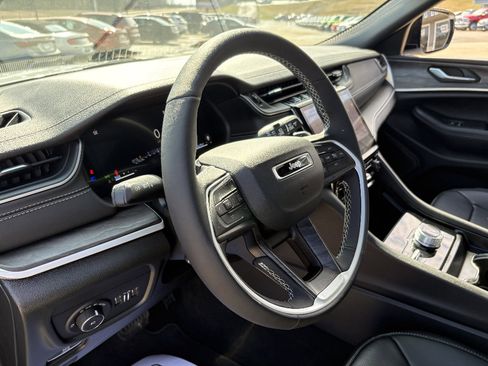 Used 2025 Jeep Grand Cherokee Limited w/ Luxury Tech Group II image 30