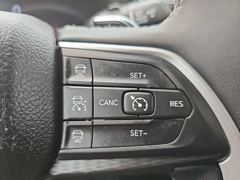 Used 2023 Jeep Grand Cherokee Laredo AWD/4WD image 30