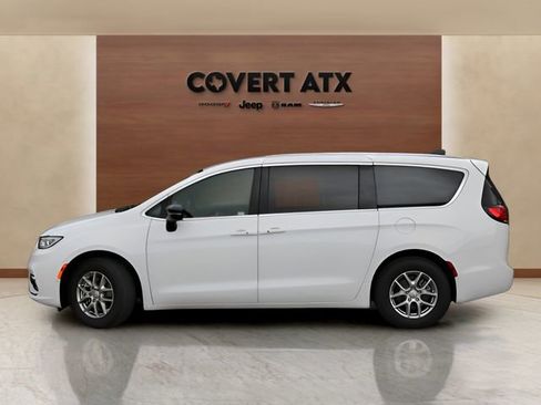 New 2026 Chrysler Pacifica Select image 2