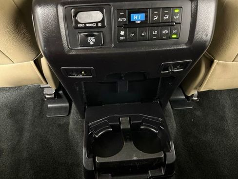Used 2017 Toyota Sequoia Platinum RWD image 49
