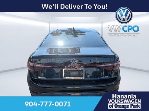 Certified 2025 Volkswagen Jetta SE FWD image 4