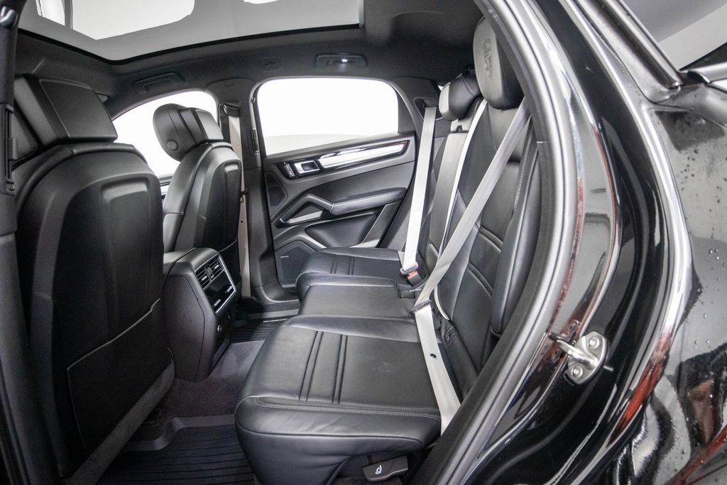 Used 2023 Porsche Cayenne Platinum Edition AWD/4WD image 11