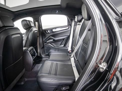 Used 2023 Porsche Cayenne Platinum Edition AWD/4WD image 11