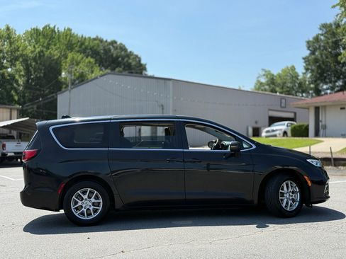 Used 2023 Chrysler Pacifica Touring-L FWD image 8