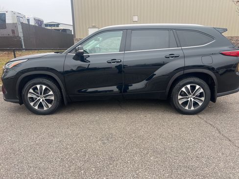 Used 2020 Toyota Highlander XLE image 9