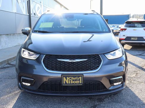 Used 2023 Chrysler Pacifica Limited FWD image 2
