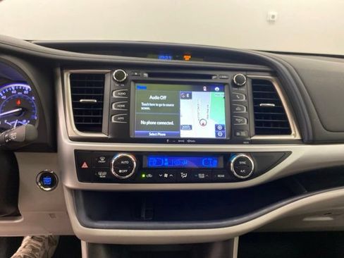 Used 2017 Toyota Highlander XLE AWD/4WD image 23