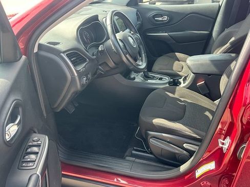 Used 2019 Jeep Cherokee Latitude w/ Cold Weather Group AWD/4WD image 14