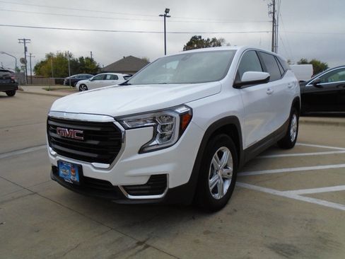 Used 2024 GMC Terrain SLE image 3