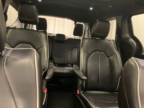 Used 2024 Chrysler Pacifica Premium image 31