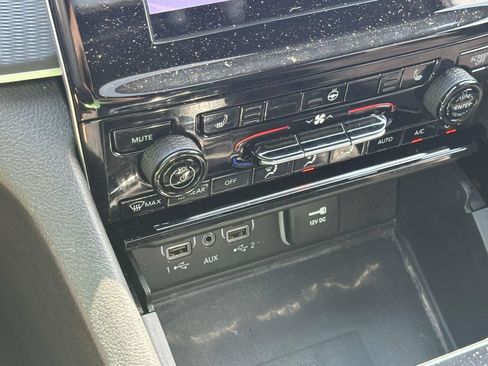 Used 2023 Jeep Grand Cherokee L Laredo AWD/4WD image 27