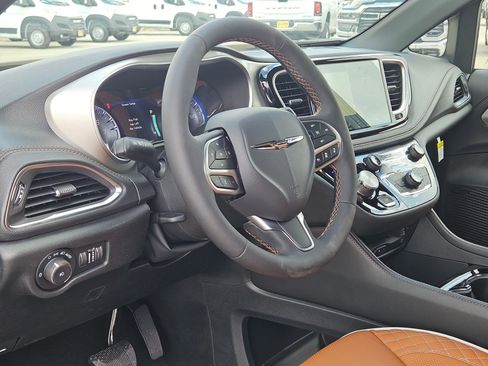 New 2026 Chrysler Pacifica Pinnacle image 10
