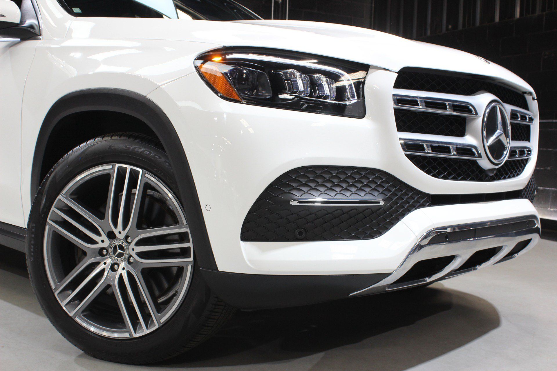Used 2023 Mercedes-Benz GLS 450 4MATIC image 9