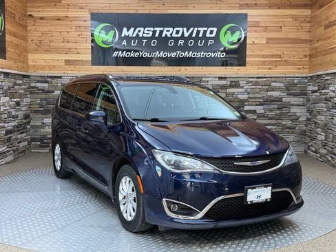 Used 2018 Chrysler Pacifica Touring-L FWD image 3