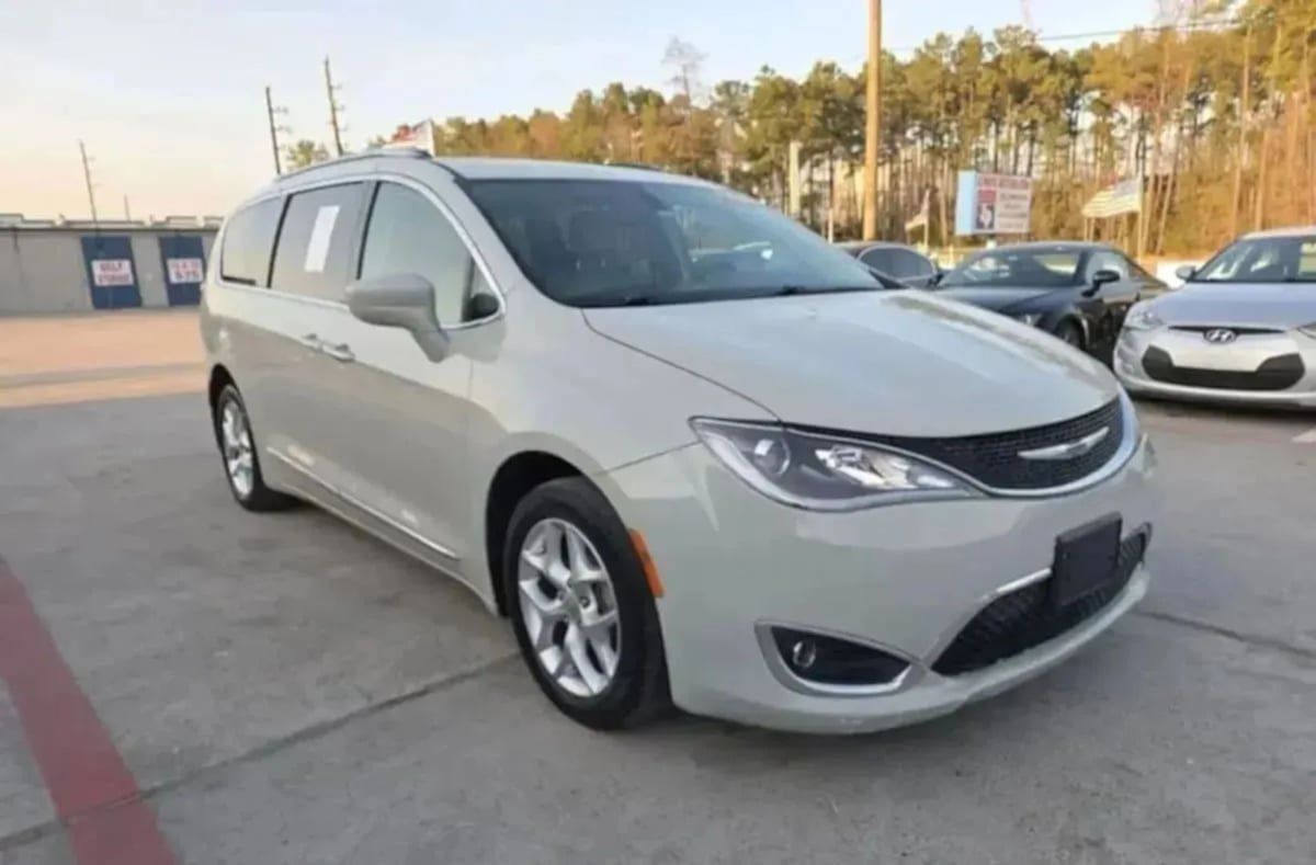 Used 2020 Chrysler Pacifica Touring-L Plus w/ Tire & Wheel Group FWD image 35