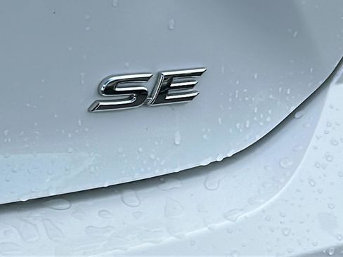 Used 2025 Toyota Camry SE w/ Convenience Package image 9