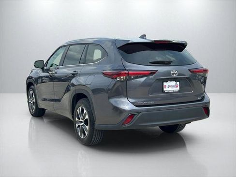 Certified 2025 Toyota Highlander XLE FWD image 7