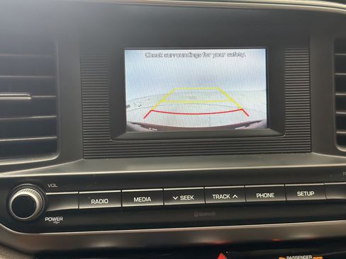 Used 2020 Hyundai Elantra SE w/ Winter Weather Package FWD image 24