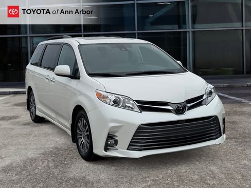 Used 2019 Toyota Sienna XLE w/ XLE Navigation Package FWD image 1