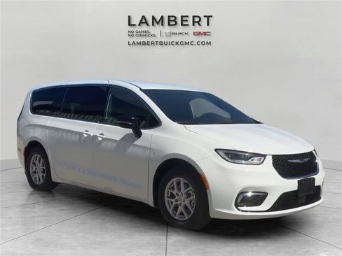 Used 2025 Chrysler Pacifica Select FWD image 8