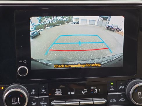 Used 2023 Toyota Highlander XLE image 32