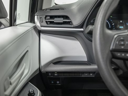 Used 2025 Toyota Sienna LE w/ LE Plus Package image 18