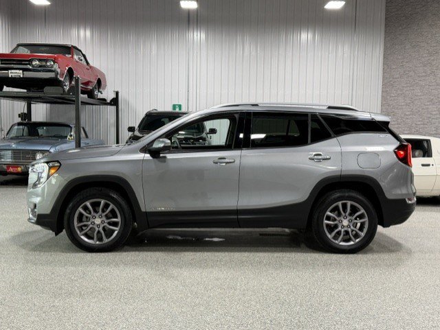 Certified 2023 GMC Terrain SLT w/ Infotainment Package II AWD/4WD image 2