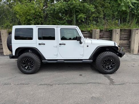 Used 2016 Jeep Wrangler Unlimited Sahara w/ Connectivity Group AWD/4WD image 8