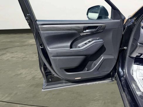 Used 2023 Toyota Highlander Platinum FWD image 19