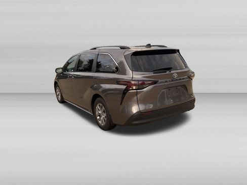 Used 2023 Toyota Sienna LE FWD image 6