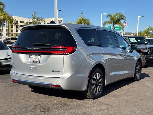 Used 2024 Chrysler Pacifica Select image 14