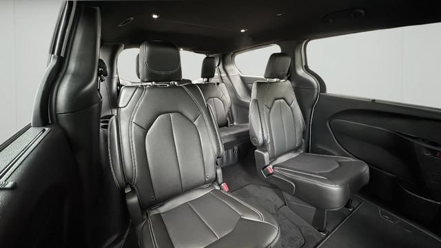 New 2025 Chrysler Pacifica Select AWD/4WD image 28