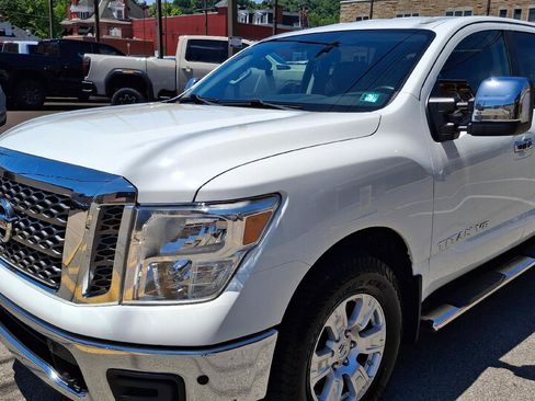 Used 2018 Nissan Titan SV w/ SV Convenience Package AWD/4WD image 3